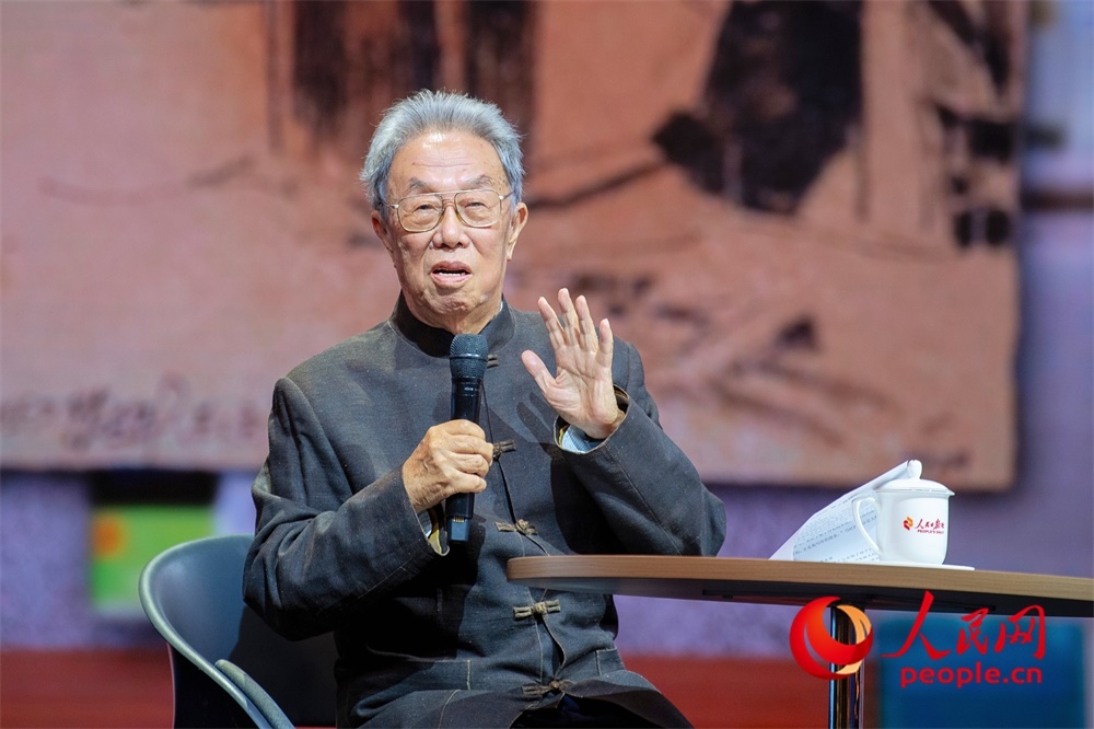 王蒙以《與時(shí)代同行 與人民同心》為題演講。人民網(wǎng)記者 翁奇羽攝