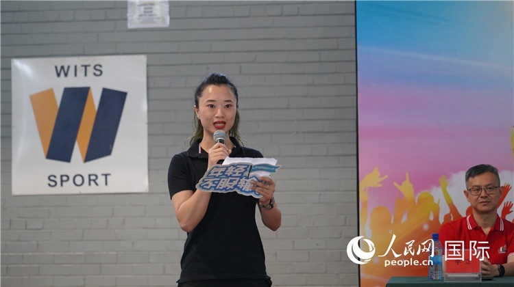 運動員代表柳工南非員工陳婉雯宣誓。 人民網 劉暢 攝