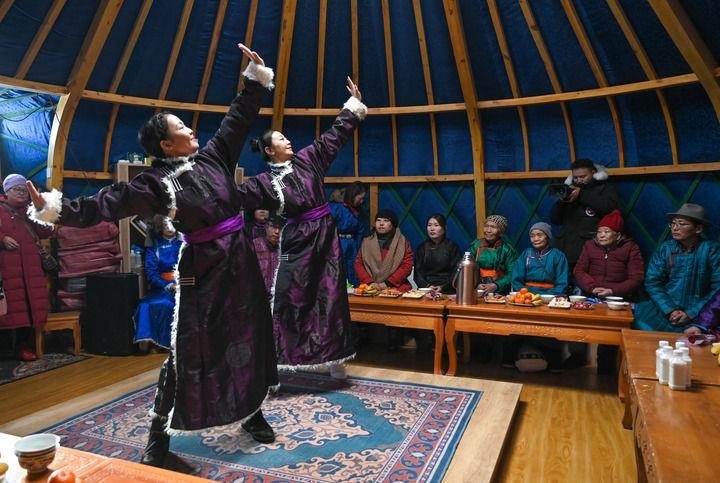 2023年12月21日，烏蘭牧騎隊員在內蒙古阿其圖烏拉蘇木進行舞蹈表演。