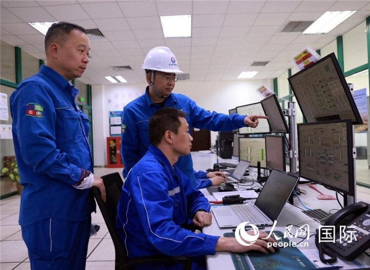 工作人員在一體化終端中央控制室工作。人民網(wǎng)記者管克江攝