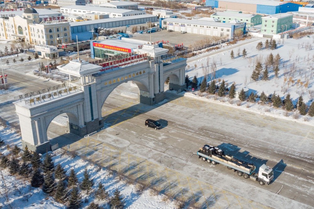 這是中國（黑龍江）自由貿(mào)易試驗(yàn)區(qū)黑河片區(qū)（2024年1月31日攝，無人機(jī)照片）。2023年，該自貿(mào)片區(qū)外貿(mào)進(jìn)出口總值達(dá)244.82億元，實(shí)現(xiàn)增幅56.9%，引進(jìn)外資企業(yè)16家，直接利用外資127.3萬美元，同比增長27.3%。