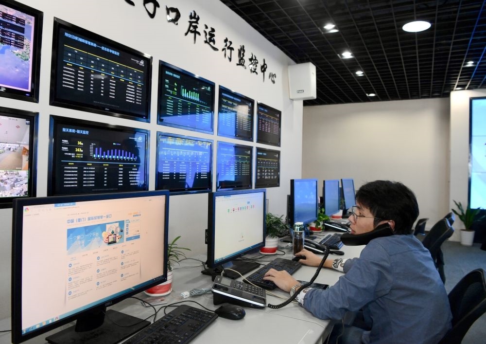 在中國（福建）自由貿(mào)易試驗(yàn)區(qū)廈門片區(qū)，國際貿(mào)易“單一窗口”工作人員在網(wǎng)上受理業(yè)務(wù)（2018年11月15日攝）。“單一窗口”是關(guān)檢等口岸部門、地方政府相關(guān)部門、金融機(jī)構(gòu)等共同參與的口岸管理共享平臺(tái)。貿(mào)易商能夠通過一個(gè)入口提交貨物進(jìn)出口或轉(zhuǎn)運(yùn)所需要的單證或電子數(shù)據(jù)，實(shí)現(xiàn)“一個(gè)平臺(tái)、一點(diǎn)接入、一次申報(bào)、一次辦結(jié)”。