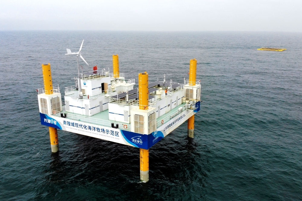 這是應(yīng)用5G技術(shù)的山東長島綜合試驗(yàn)區(qū)南隍城國家級(jí)海洋牧場(chǎng)示范區(qū)海上平臺(tái)（2020年8月8日攝，無人機(jī)照片）。中國（山東）自由貿(mào)易試驗(yàn)區(qū)設(shè)立以來，一系列大膽試、大膽闖、自主改的政策逐步落實(shí)，制度創(chuàng)新打通堵點(diǎn)、釋放活力，成為深化對(duì)外開放、發(fā)展海洋經(jīng)濟(jì)的重要抓手。