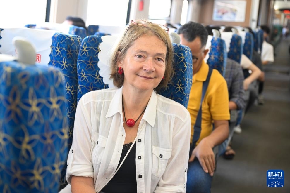 這是10月12日在老撾拍攝的中老鐵路C98列車上的一名乘客。新華社記者 程一恒 攝