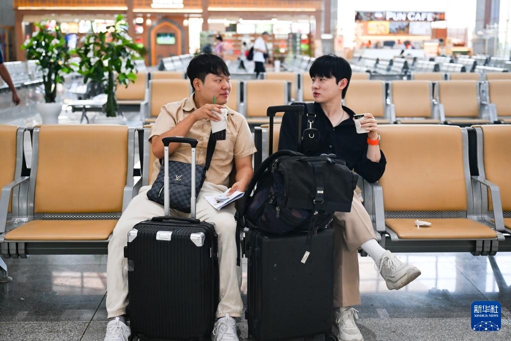 10月12日，在老撾萬象中老鐵路萬象站候車廳，兩名乘客在等候列車。新華社記者 程一恒 攝