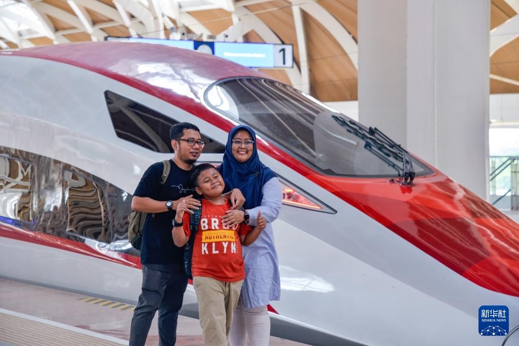4月17日，在印度尼西亞雅加達哈利姆站站臺，乘客和雅萬高鐵高速動車組列車合影。新華社記者 徐欽 攝