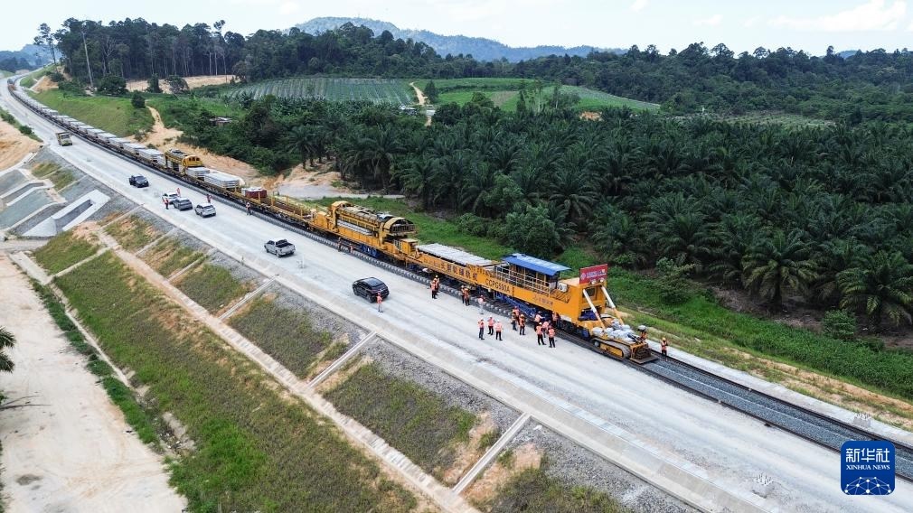 這是5月6日在馬來西亞彭亨州航拍的馬東鐵項目的鋪軌現(xiàn)場。新華社記者 程一恒 攝