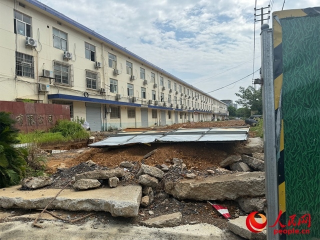 長富大道北側(cè)輔路在進行強電遷改項目。人民網(wǎng)記者 邱燁攝