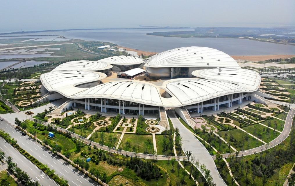 位于中國(guó)—上海合作組織地方經(jīng)貿(mào)合作示范區(qū)的青島·上合之珠國(guó)際博覽中心（2024年7月18日攝，無(wú)人機(jī)照片）。新華社記者李紫恒攝