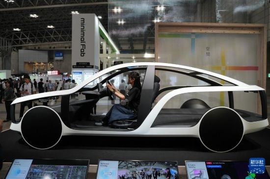 這是10月17日在日本千葉縣舉行的日本高新技術博覽會上拍攝的,索尼公司展示的概念車模型。新華社記者 錢錚 攝