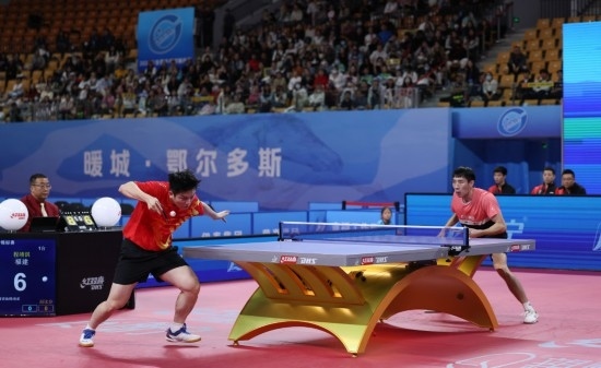 10月18日，上海隊選手樊振東（左）在單打比賽中發(fā)球。他3:2戰(zhàn)勝福建隊選手程靖淇。新華社記者 王楷焱 攝