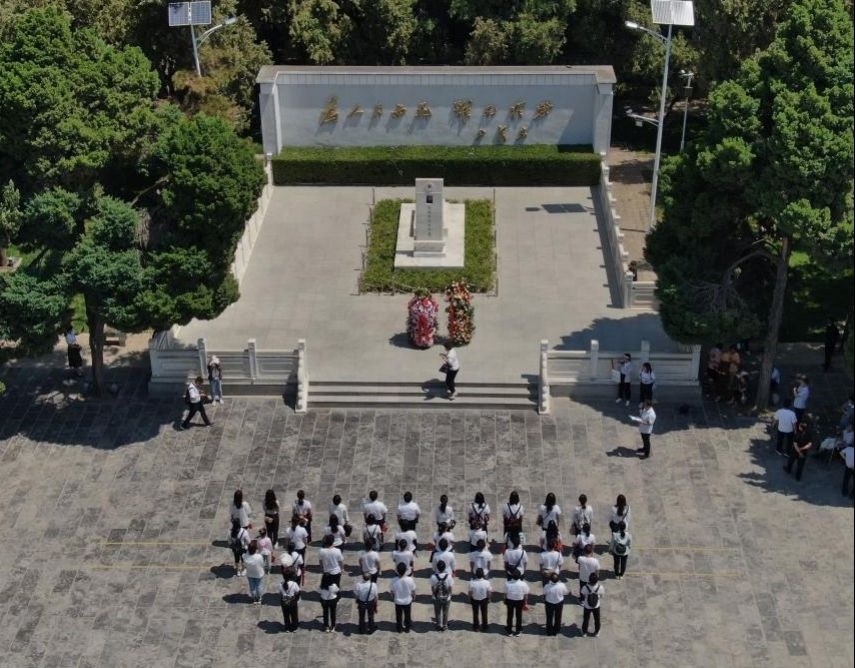 2021年6月24日，參觀者在位于河南省蘭考縣的焦裕祿紀(jì)念園瞻仰焦裕祿烈士墓（無(wú)人機(jī)照片）。新華社記者 李安 攝