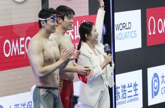  10月18日，汪順（左）和潘展樂(lè)在男子100米混合泳決賽后。新華社記者 方喆 攝