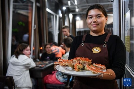 9月2日，俄羅斯符拉迪沃斯托克一家餐館的服務(wù)員在展示帝王蟹。新華社記者 曹陽 攝