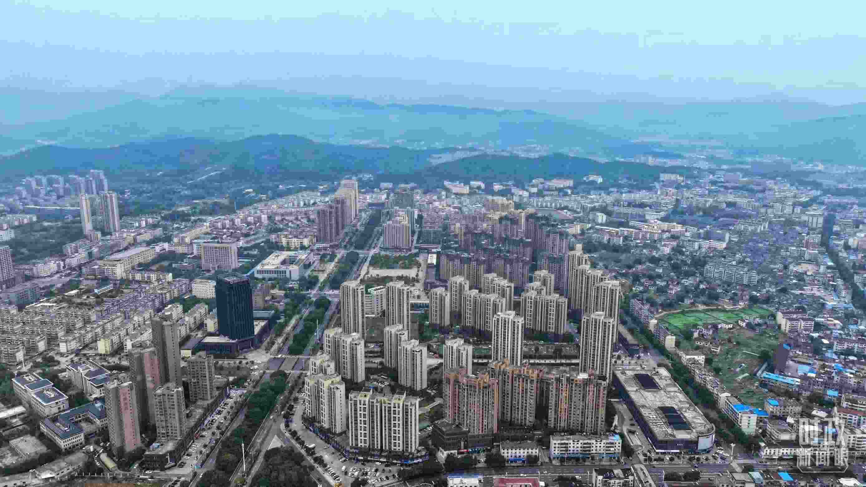 △俯瞰桐城市。（總臺記者葛啟文拍攝）