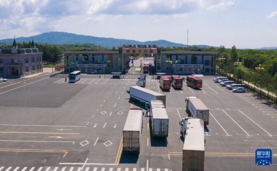 2019年6月22日，往返于中國和俄羅斯的貨車在中俄琿春口岸前排隊等待通關(guān)（無人機(jī)照片）。