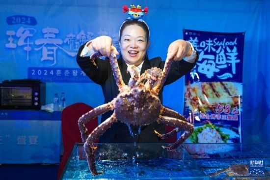 9月19日，在吉林省琿春市，商家在展示售賣的帝王蟹。新華社記者 許暢 攝