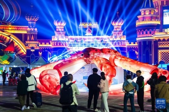 9月19日，游客在吉林省琿春市的2024琿春帝王蟹美食嘉年華現(xiàn)場游玩。新華社記者 許暢 攝