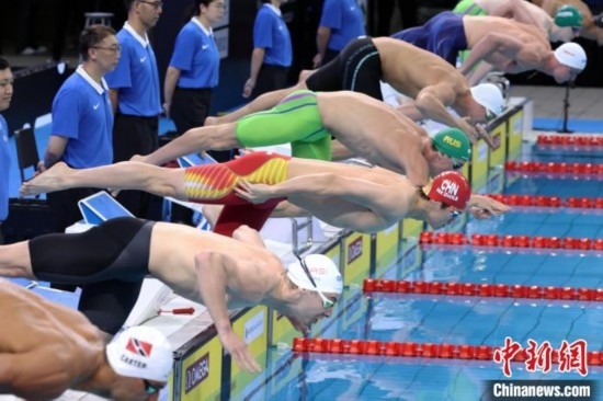 10月19日晚，2024年世界泳聯(lián)游泳世界杯上海站結(jié)束第二個(gè)比賽日的爭奪。圖為中國選手潘展樂(左三)在男子100米自由泳決賽中。 中新社記者 湯彥俊 攝