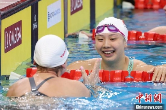 10月19日晚，2024年世界泳聯(lián)游泳世界杯上海站結(jié)束第二個(gè)比賽日的爭奪。圖為中國選手唐錢婷在女子100米蛙泳決賽中。 中新社記者 湯彥俊 攝