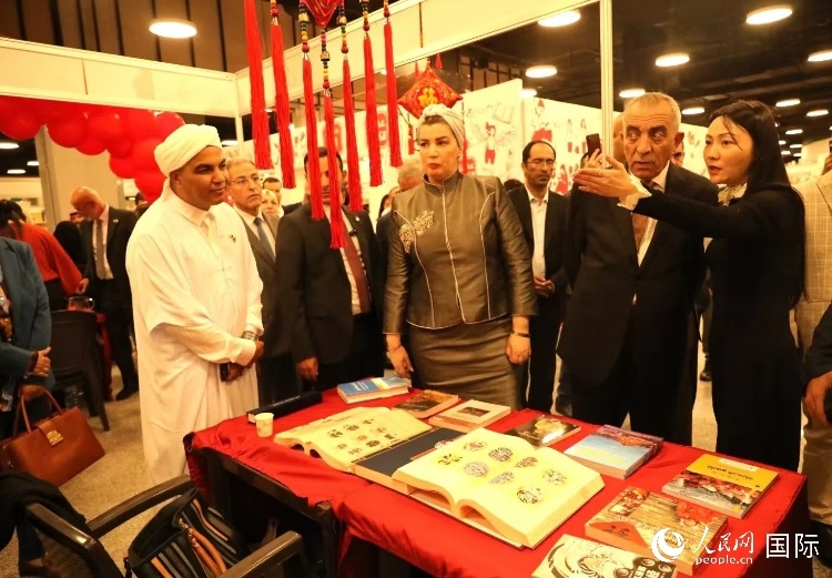 第二十三屆約旦安曼國(guó)際書展于10月10日至19日在約旦展覽中心舉行，約旦政府和民間各界人士在中國(guó)展臺(tái)翻閱圖書，熱烈交流互動(dòng)，感受中華文化之美。人民網(wǎng)記者 李瀟攝