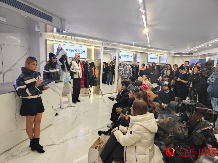 英國時尚博主分享自己的穿搭心得。人民網(wǎng)記者 邢雪攝