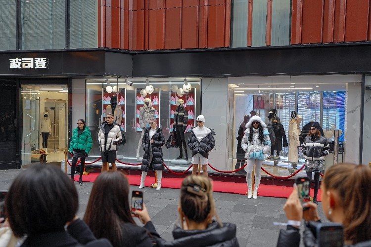 模特在波司登倫敦旗艦店門前展示新款羽絨服。主辦方供圖