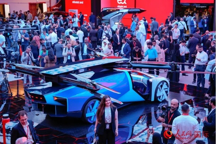 小鵬匯天陸空一體式飛行汽車備受關(guān)注。人民網(wǎng) 塔里克·易卜拉欣攝
