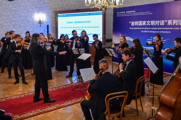 2024年9月24日，在俄羅斯喀山，俄羅斯喀山室內(nèi)樂(lè)團(tuán)演奏傳統(tǒng)曲目?！敖鸫u國(guó)家文明對(duì)話”系列活動(dòng)24日在俄羅斯喀山舉行，來(lái)自中國(guó)、俄羅斯、巴西、印度、南非、伊朗等金磚國(guó)家的相關(guān)機(jī)構(gòu)、各領(lǐng)域?qū)＜覍W(xué)者及青年代表等300多人參加。新華社記者 曹陽(yáng) 攝