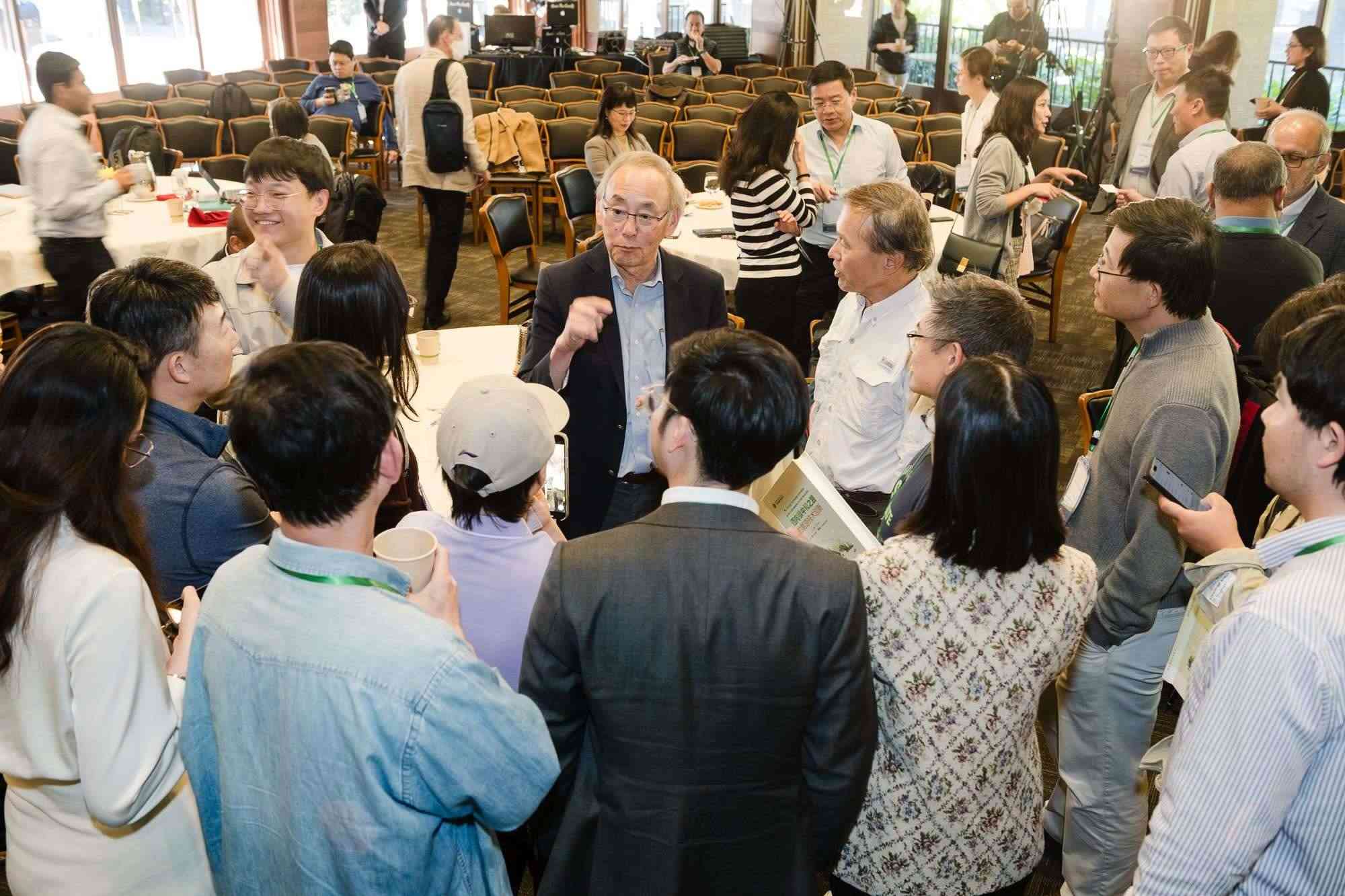 美國前能源部長、諾獎得主朱棣文教授在會場與參會者交流。馮超攝