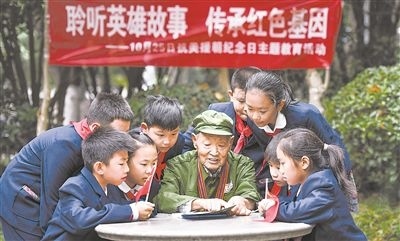 圖為89歲的抗美援朝老兵楊克美在向孩子們講述英雄故事。徐偉攝