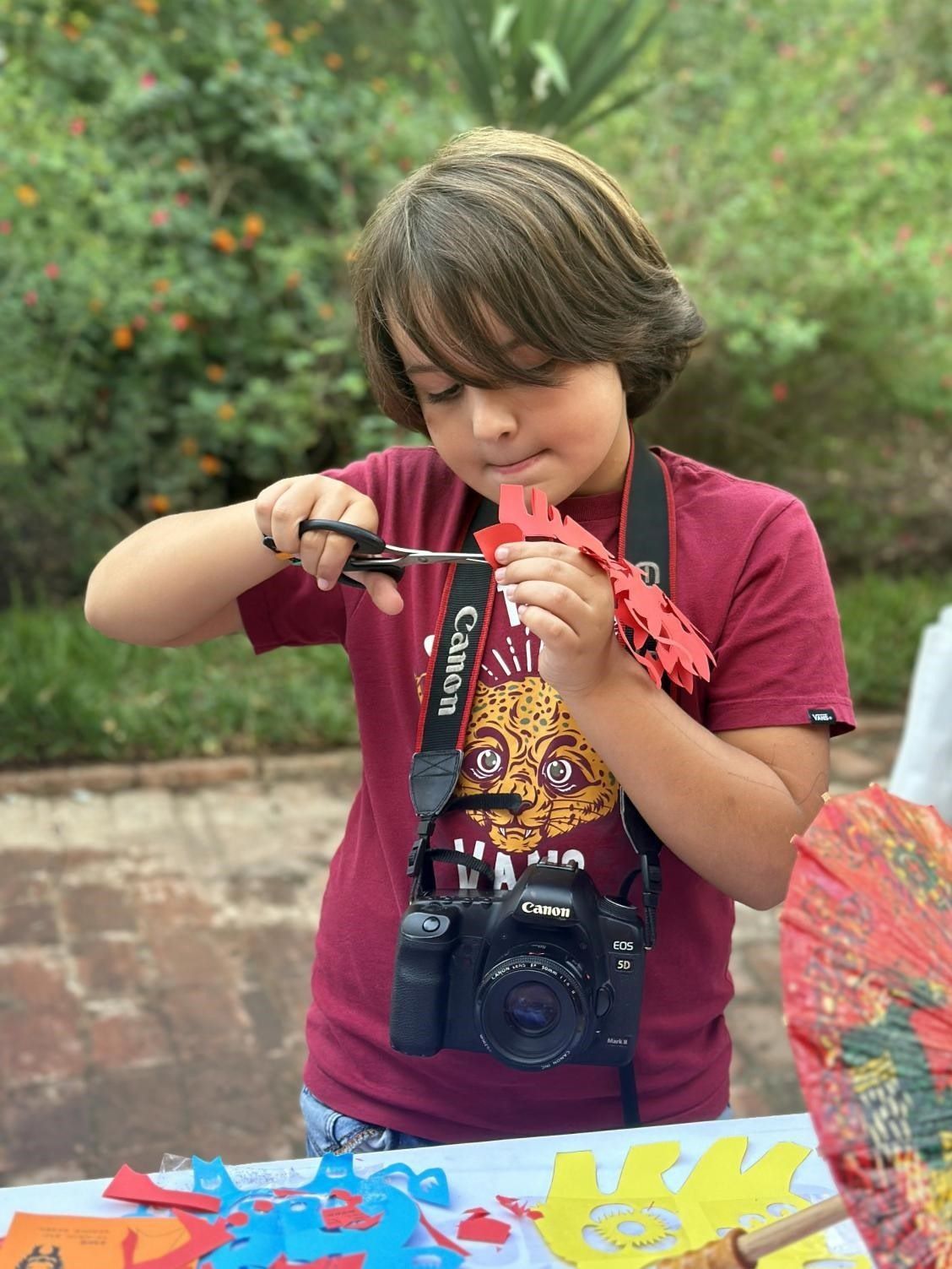 專心致志學(xué)剪紙。拉巴特中國文化中心供圖