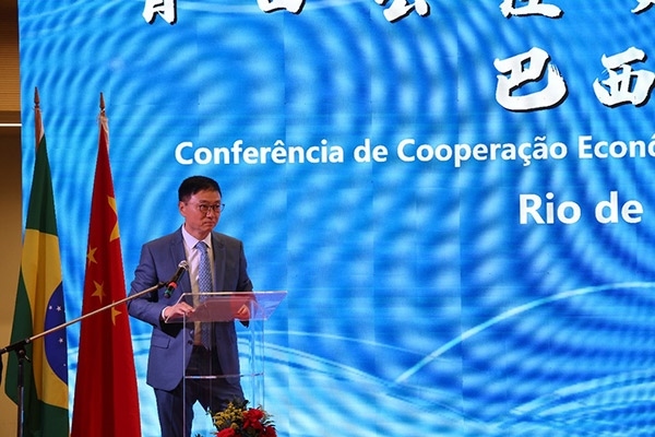 浙江省僑聯(lián)副主席兼巴西華人文化交流協(xié)會(huì)榮譽(yù)主席尹霄敏在活動(dòng)現(xiàn)場(chǎng)致辭。人民網(wǎng)記者 陳海琪攝