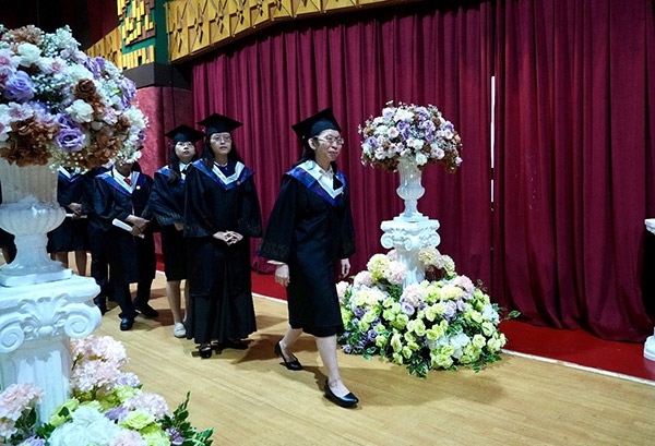 菲律賓岐黃中醫(yī)學院首屆12名畢業(yè)生順利獲得中醫(yī)相關(guān)執(zhí)業(yè)資格。人民網(wǎng)記者 樊帆攝