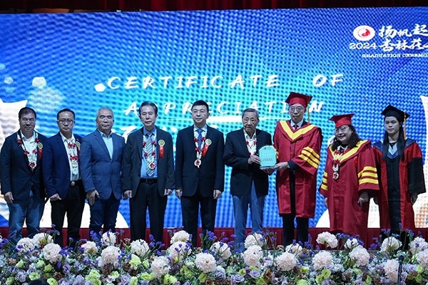 菲律賓首家中醫(yī)學院——岐黃中醫(yī)學院在馬尼拉舉行首屆畢業(yè)典禮。人民網(wǎng)記者 樊帆攝