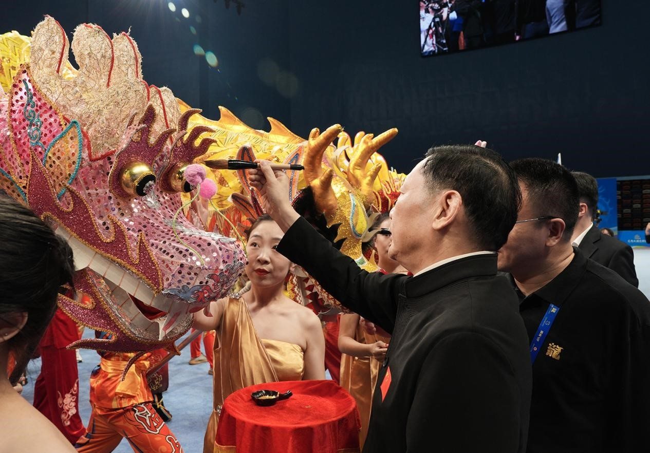 出席開賽儀式的領導及嘉賓共同為參賽龍獅隊點睛。（受訪者供圖）