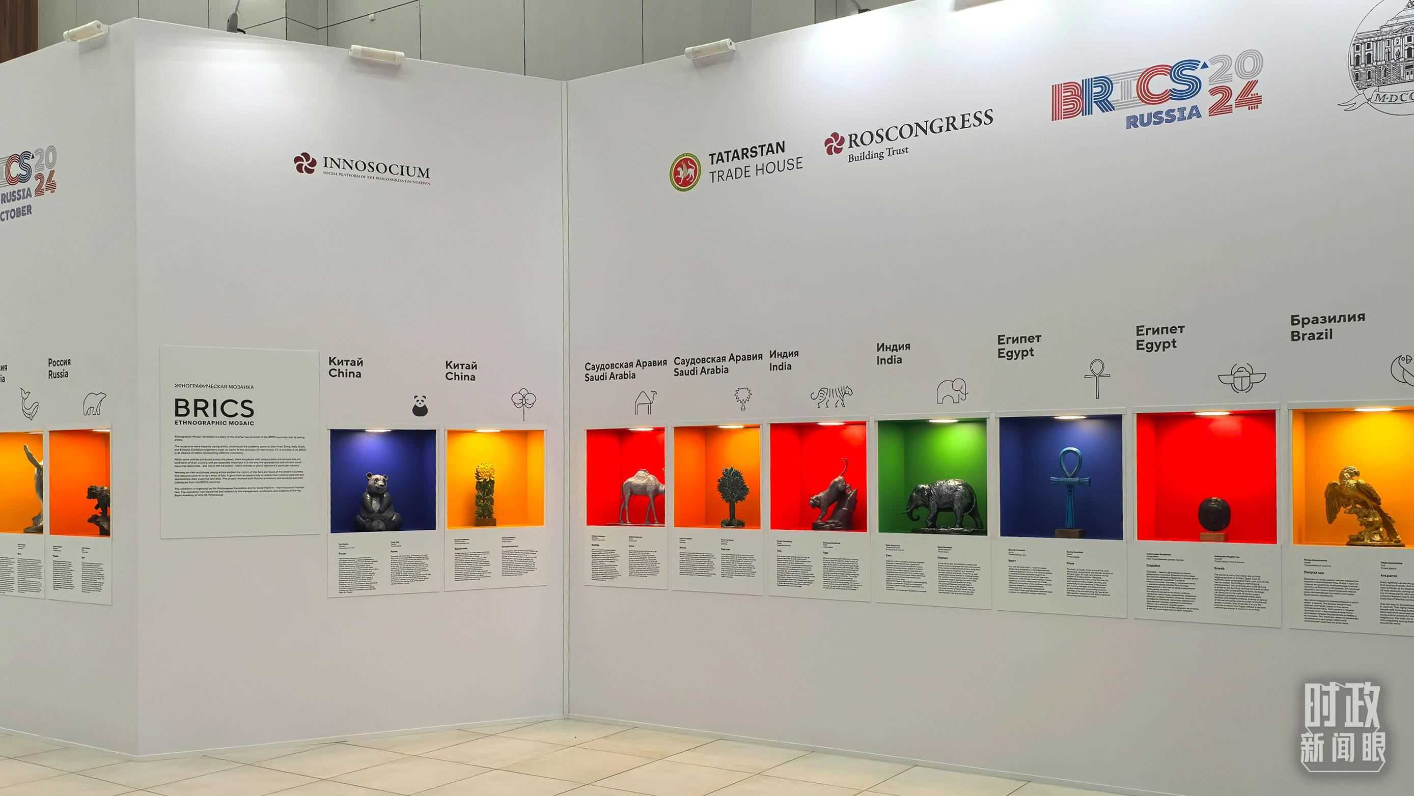 △ 喀山會展中心內(nèi)展示的金磚國家工藝品。（總臺央廣記者潘毅拍攝）