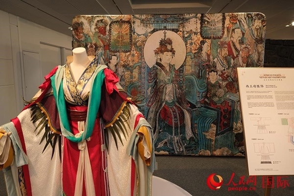 壁畫服飾的實物復刻展示。人民網(wǎng)記者 尚凱元攝