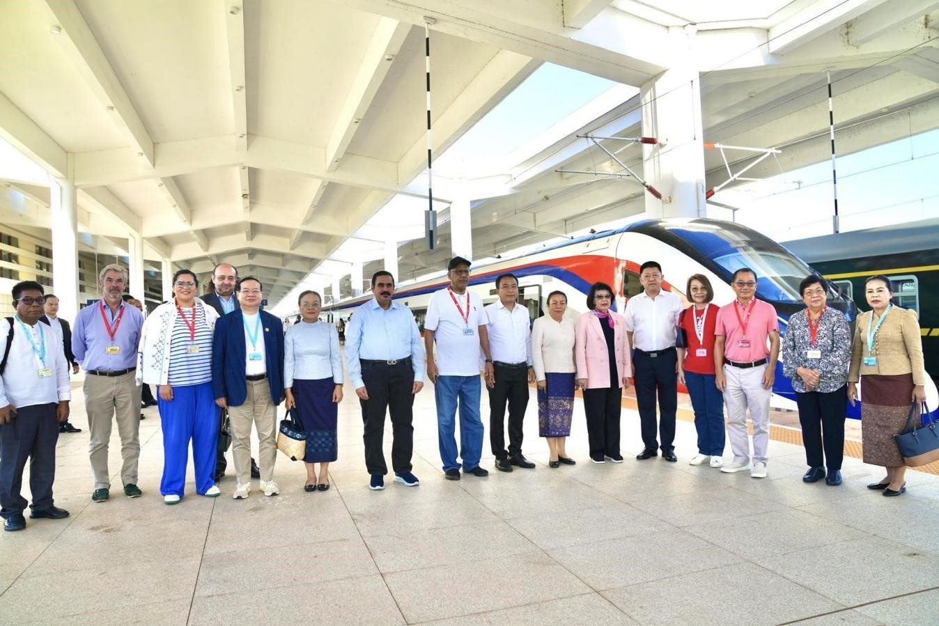 東盟議會(huì)聯(lián)盟大會(huì)代表團(tuán)與中老鐵路“瀾滄號(hào)”動(dòng)車合影留念。老中鐵路有限公司供圖