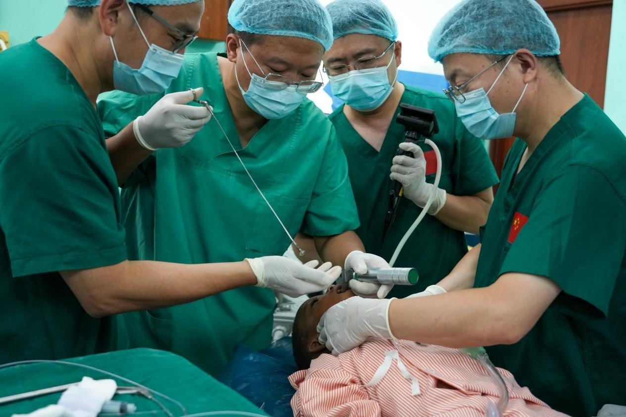 引起患兒窒息的異物被成功取出。中國援桑醫(yī)療隊供圖