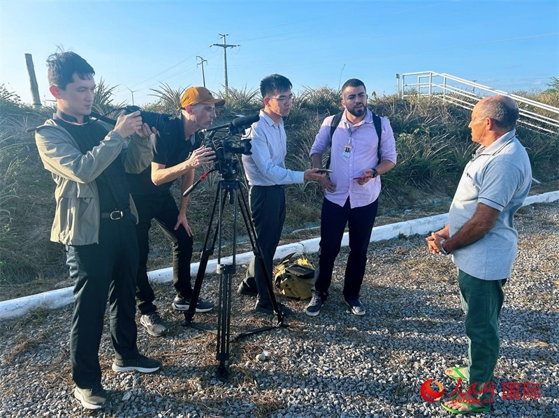 聯(lián)合采訪團(tuán)正在采訪因苦咸水淡化項目受益的當(dāng)?shù)孛癖姟Ｈ嗣窬W(wǎng)記者 陳一鳴攝