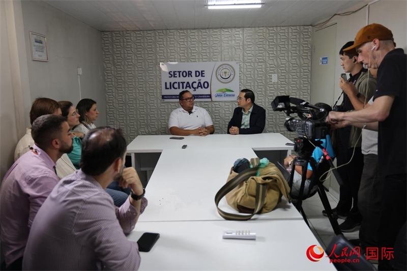 巴西東北部北里奧格蘭德州若昂卡馬拉市市長馬諾埃爾·貝爾納接受聯(lián)合采訪團(tuán)采訪。 人民網(wǎng)記者 時元皓攝