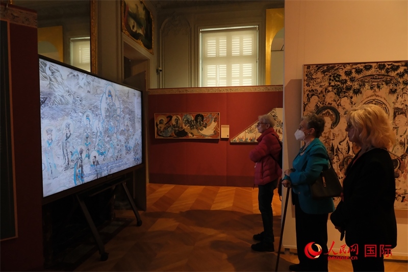 觀眾在展臺(tái)觀看錄像講解。人民網(wǎng)記者 尚凱元攝