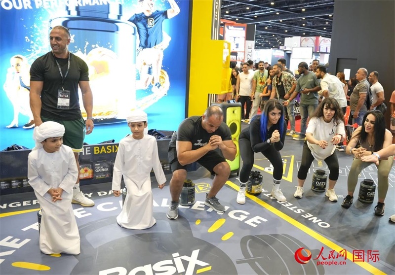 觀眾參加“蹲馬步”比賽。人民網(wǎng)中東中心分社塔里克·易卜拉欣攝