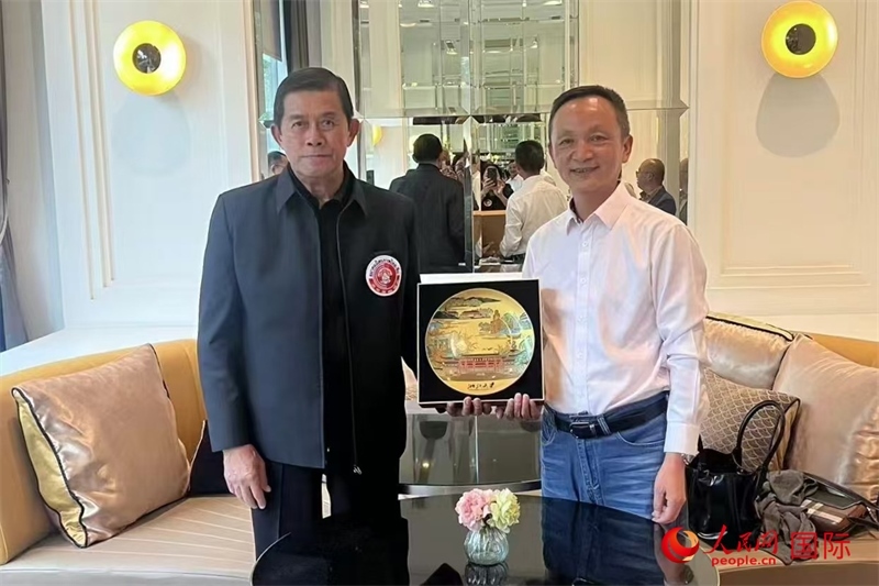 泰中友好協(xié)會(huì)會(huì)長(zhǎng)、泰國(guó)前副總理功·塔帕朗西（左一）會(huì)見浙大團(tuán)組一行。人民網(wǎng)記者 簡(jiǎn)承淵攝