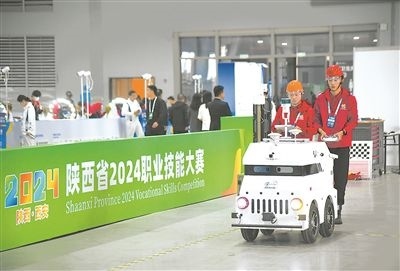 參賽選手在陜西省2024職業(yè)技能大賽新能源汽車智能化技術(shù)賽項比賽中。新華社記者 張博文攝