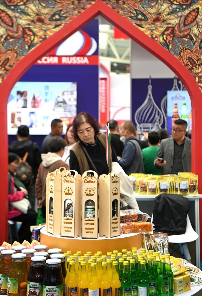 10月25日，觀眾在楊凌農(nóng)高會上合組織國家農(nóng)業(yè)展區(qū)了解農(nóng)產(chǎn)品。新華社記者 鄒競一 攝