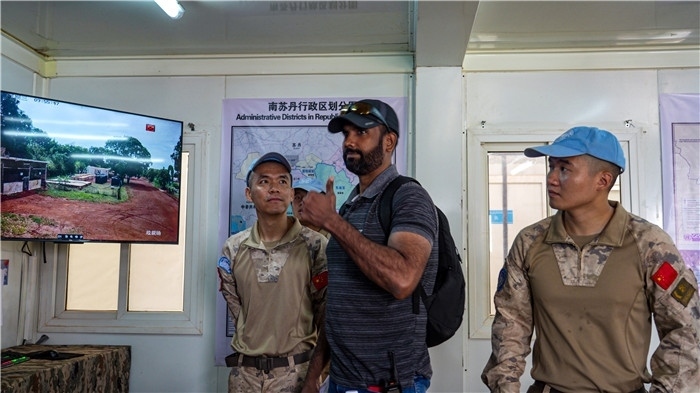 核查官員稱贊。王軍杰攝