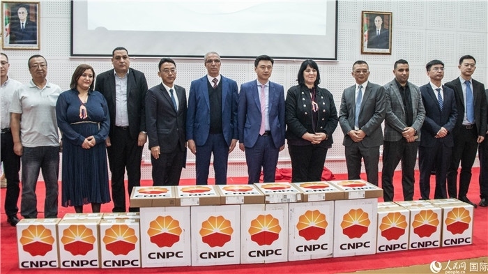 中企向阿爾及利亞大學(xué)捐贈(zèng)電教設(shè)備活動(dòng)現(xiàn)場。人民網(wǎng)記者 郝瑞敏攝