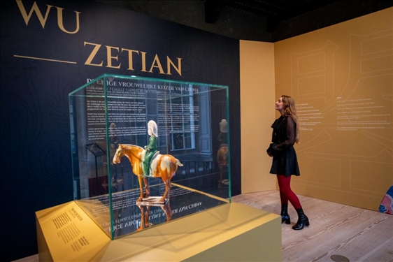 圖為觀眾在參觀“一代女皇武則天展”。（中華人民共和國駐荷蘭王國大使館供圖）